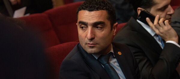 Губернатор Котайкской области Романос Петросян перед началом собрания председателей общин Армении (11 февраля 2019). Еревaн Губернатор Котайкской области Романос Петросян перед началом собрания председателей общин Армении (11 февраля 2019). Еревaн - Sputnik Արմենիա