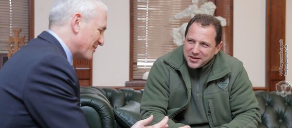 Министр обороны Армении Давид Тоноян принял координатора проектов ООН в Армении Шомби Шарпа (11 февраля 2019). Еревaн - Sputnik Армения