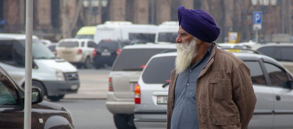 Прогуливающий по площади Республики турист Прогуливающий по площади Республики турист - Sputnik Արմենիա