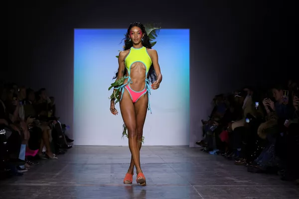 Модель во время показа коллекции Chromat в рамках Недели моды в Нью-Йорке Модель во время показа коллекции Chromat в рамках Недели моды в Нью-Йорке - Sputnik Армения