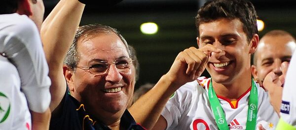 Тренер Испании Хинес Мелендес с трофеем чемпионата Европы УЕФА (до 19 лет) сезона 2010/2011 (1 августа 2011). Кьяйна, Румыния - Sputnik Արմենիա