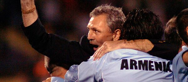 Тренер сборной Армении Ян Портерфилд отмечает победу своей команды над сборной Польшей в отборочном матче группы А Евро-2008 (6 июня 2007). Еревaн - Sputnik Армения