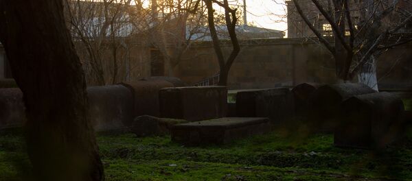 Могильные плиты близ церкви Святой Гаяне, Эчмиадзин - Sputnik Армения