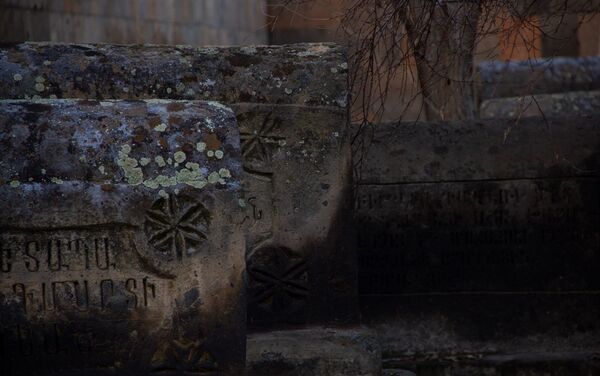 Могильные плиты близ церкви Святой Гаяне, Эчмиадзин - Sputnik Армения
