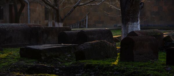 Могильные плиты близ церкви Святой Гаяне, Эчмиадзин Могильные плиты близ церкви Святой Гаяне, Эчмиадзин - Sputnik Արմենիա