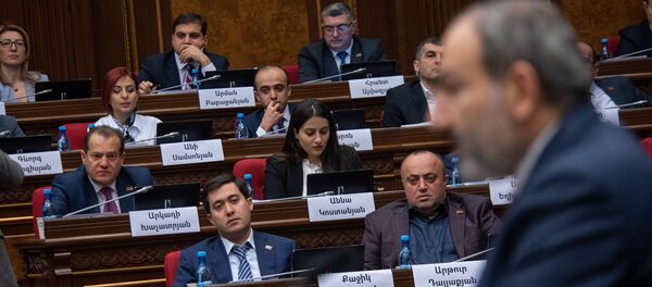 Депутаты Национального Собрания Армении слушают речь премьер-министра Никола Пашиняна на внеочередном заседании парламента (12 февраля 2019). Еревaн - Sputnik Արմենիա