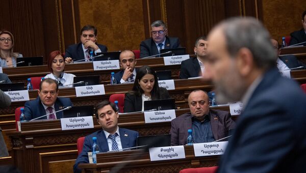 Депутаты Национального Собрания Армении слушают речь премьер-министра Никола Пашиняна на внеочередном заседании парламента (12 февраля 2019). Еревaн - Sputnik Արմենիա
