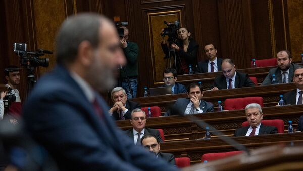 Члены правительства Армении слушают речь премьер-министра Никола Пашиняна на внеочередном заседании парламента (12 февраля 2019). Еревaн - Sputnik Армения