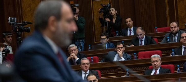 Члены правительства Армении слушают речь премьер-министра Никола Пашиняна на внеочередном заседании парламента (12 февраля 2019). Еревaн - Sputnik Արմենիա