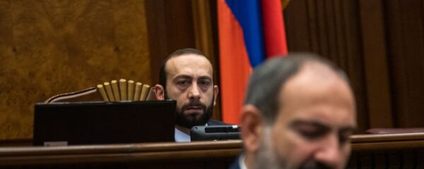 Спикер НС Армении Арарат Мирзоян слушает речь премьер-министра Никола Пашиняна на внеочередном заседании парламента (12 февраля 2019). Еревaн Спикер НС Армении Арарат Мирзоян слушает речь премьер-министра Никола Пашиняна на внеочередном заседании парламента (12 февраля 2019). Еревaн - Sputnik Արմենիա