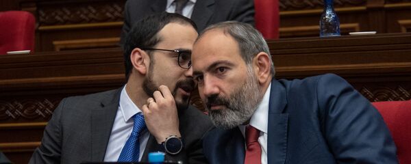 Премьер-министр Никол Пашинян и вице-премьер Тигран Авинян на внеочередном заседании парламента (12 февраля 2019). Еревaн - Sputnik Արմենիա