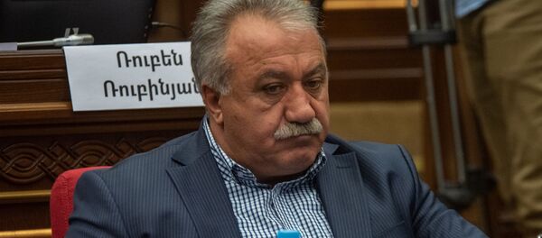 Депутат фракции Мой шаг Сасун Микаелян на внеочередном заседании парламента Армении (12 февраля 2019). Еревaн Депутат фракции Мой шаг Сасун Микаелян на внеочередном заседании парламента Армении (12 февраля 2019). Еревaн - Sputnik Արմենիա