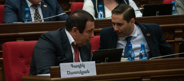 Руководитель и секретарь фракции Процветающая Армения Гагик Царукян и Арман Абовян на внеочередном заседании парламента Армении (12 февраля 2019). Еревaн - Sputnik Արմենիա