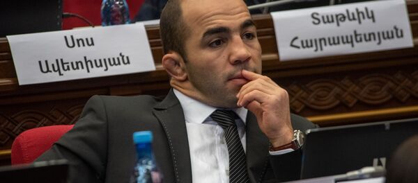 Депутат фракции Мой шаг Арсен Джулфалакян на внеочередном заседании парламента Армении (12 февраля 2019). Еревaн Депутат фракции Мой шаг Арсен Джулфалакян на внеочередном заседании парламента Армении (12 февраля 2019). Еревaн - Sputnik Արմենիա