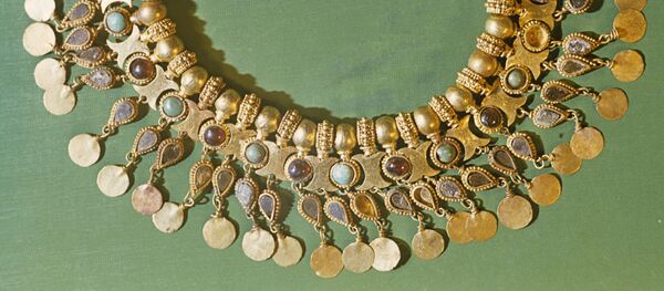 Золотое ожерелье с вставками из бирюзы и гранатов. Золотое ожерелье с вставками из бирюзы и гранатов. - Sputnik Արմենիա