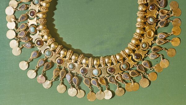 Золотое ожерелье с вставками из бирюзы и гранатов. - Sputnik Արմենիա