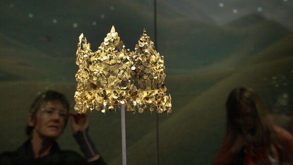 Золотая корона, обнаруженная в городище Тилля-тепе, при раскопках кушанских царских захоронений  - Sputnik Армения
