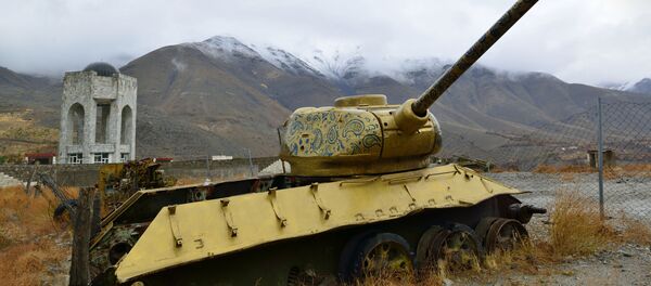 Панджшерское ущелье - Ахмад шах Масуд (мавзолей) и советские танки по-прежнему рядом Панджшерское ущелье - Ахмад шах Масуд (мавзолей) и советские танки по-прежнему рядом - Sputnik Армения