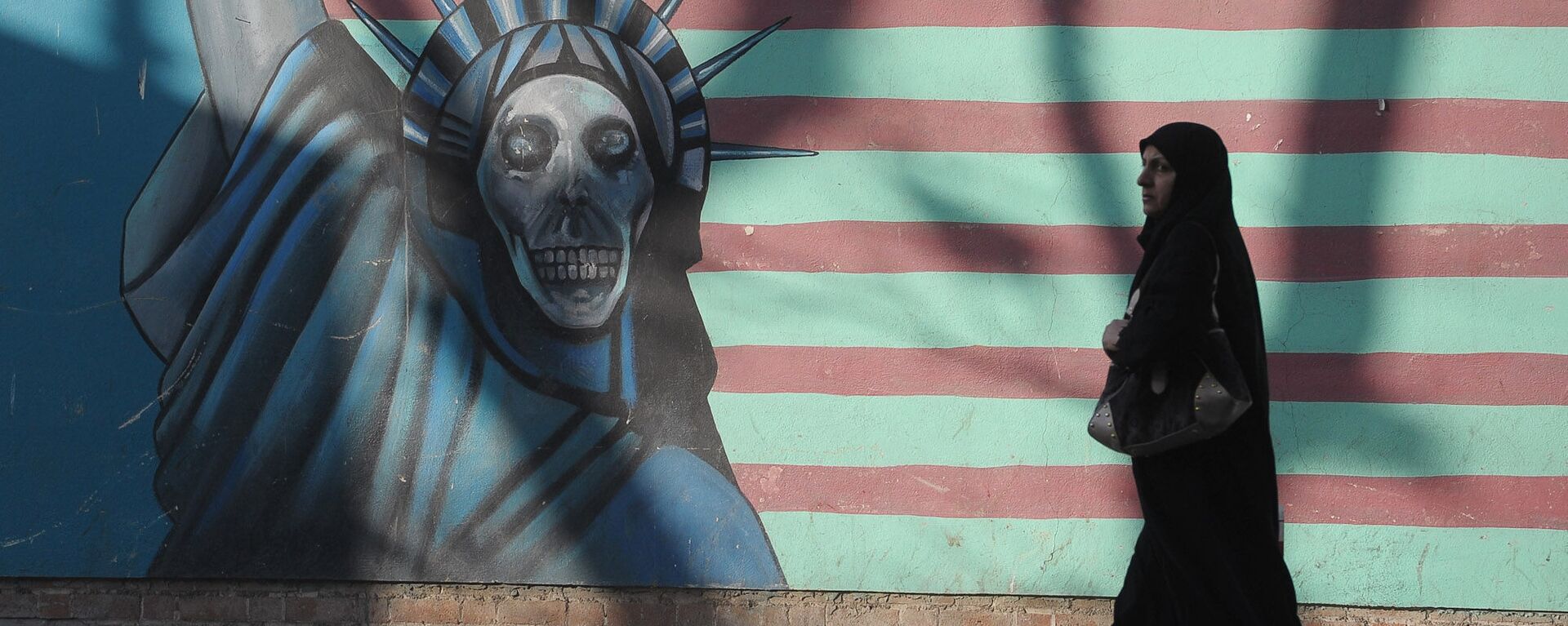 Граффити на стене бывшего посольства США в Тегеране. - Sputnik Армения, 1920, 01.03.2021