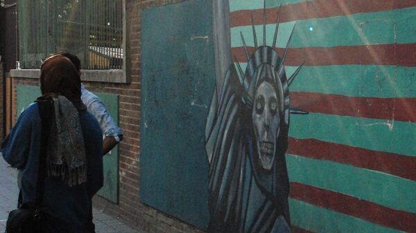 Граффити на стене бывшего посольства США в Тегеране. Граффити на стене бывшего посольства США в Тегеране. - Sputnik Армения