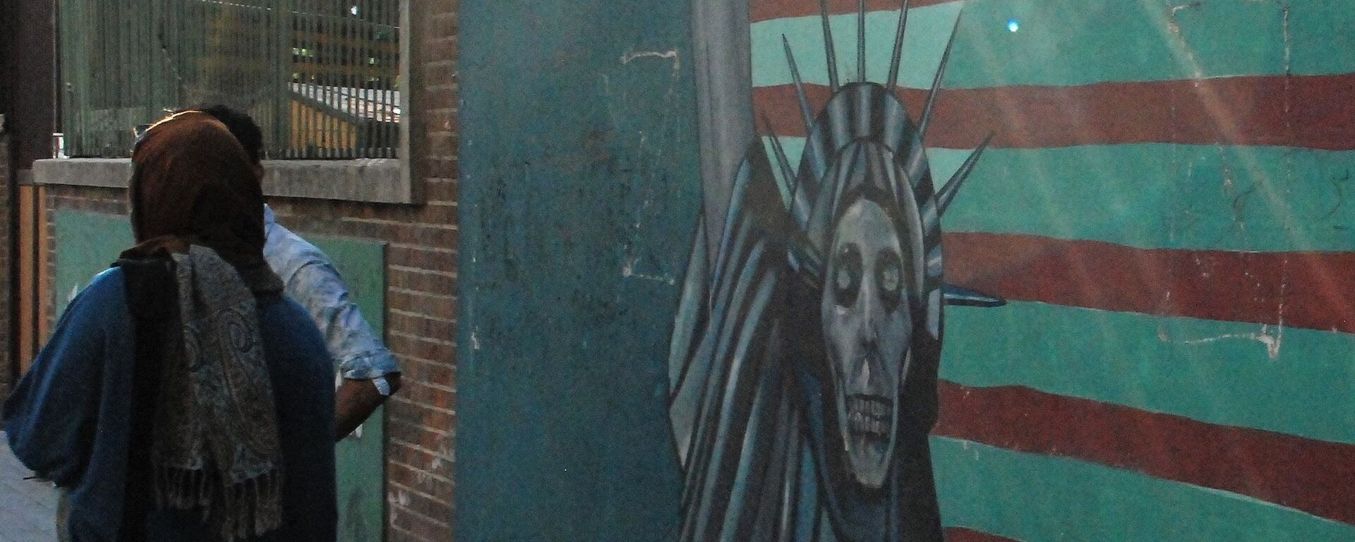 Граффити на стене бывшего посольства США в Тегеране. Граффити на стене бывшего посольства США в Тегеране. - Sputnik Армения, 1920, 09.04.2021