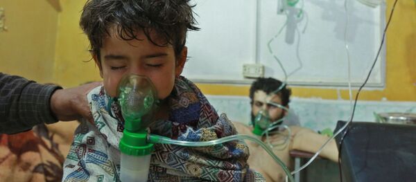 Сирийские дети и взрослые проходят лечение по подозрению в химической атаке в импровизированной клинике в восточном регионе Гута (25 февраля 2018). Деревня Аль-Шифуния, Сирия - Sputnik Армения