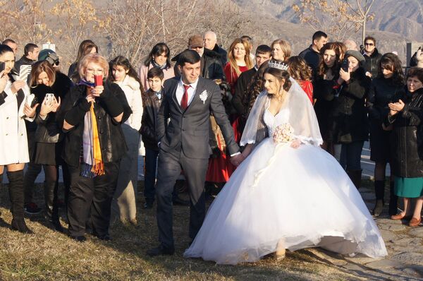 Հեթանոսներն ու քրիստոնյաները`միասին. Գառնու տաճարում Տրնդեզն են նշել Հեթանոսներն ու քրիստոնյաները`միասին. Գառնու տաճարում Տրնդեզն են նշել - Sputnik Արմենիա