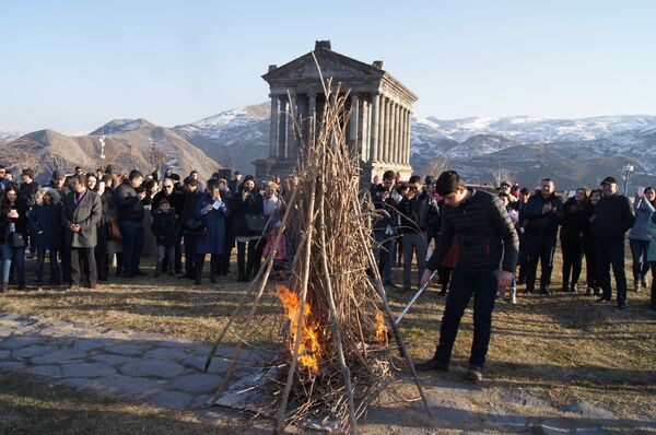 Языческий Трндез в христианской Армении - кто и почему отмечает огненный праздник - Sputnik Армения