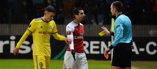 Полузащитник лондонского Арсенала Генрих Мхитарян спорит с главным арбитром матча Срджаном Йовановичем в матче 1/16 финала Лиги Европы между командами БАТЭ /Борисов/ и Арсенал /Лондон/ (14 февраля 2019). Борисов - Sputnik Армения