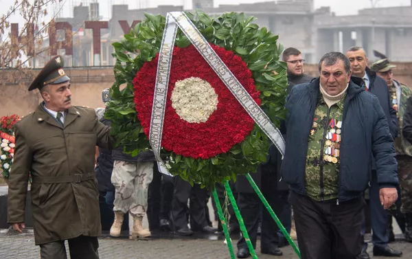 Члены Союза ветеранов войны в Афганистане возложили цветы к обелиску Героям Афганской войны (15 февраля 2019). Еревaн - Sputnik Армения