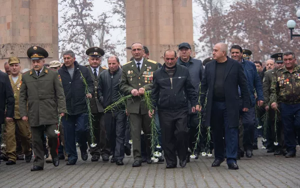 Члены Союза ветеранов войны в Афганистане возложили цветы к обелиску Героям Афганской войны (15 февраля 2019). Еревaн - Sputnik Армения