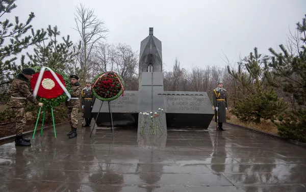 Члены Союза ветеранов войны в Афганистане возложили цветы к обелиску Героям Афганской войны (15 февраля 2019). Еревaн - Sputnik Армения
