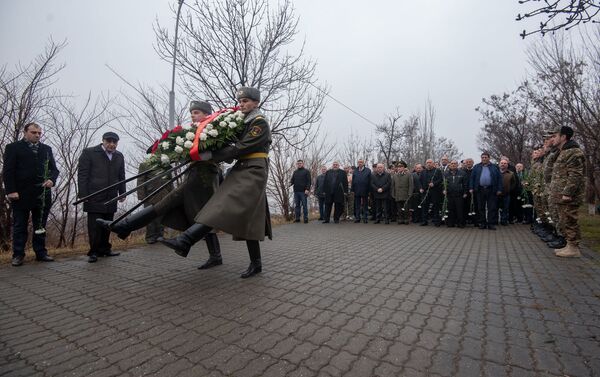 Члены Союза ветеранов войны в Афганистане возложили цветы к обелиску Героям Афганской войны (15 февраля 2019). Еревaн - Sputnik Армения