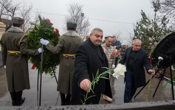 Члены Союза ветеранов войны в Афганистане возложили цветы к обелиску Героям Афганской войны (15 февраля 2019). Еревaн - Sputnik Армения