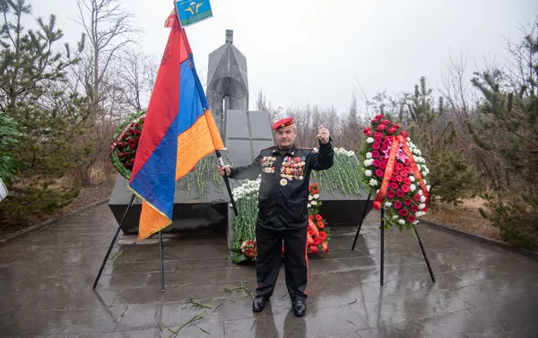 Члены Союза ветеранов войны в Афганистане возложили цветы к обелиску Героям Афганской войны (15 февраля 2019). Еревaн - Sputnik Армения