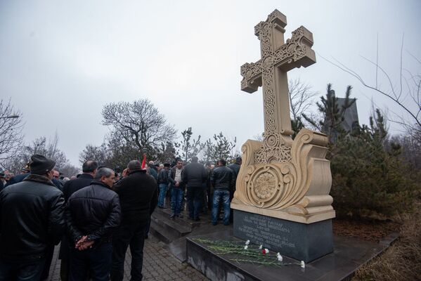 Члены Союза ветеранов войны в Афганистане возложили цветы к обелиску Героям Афганской войны (15 февраля 2019). Еревaн - Sputnik Армения