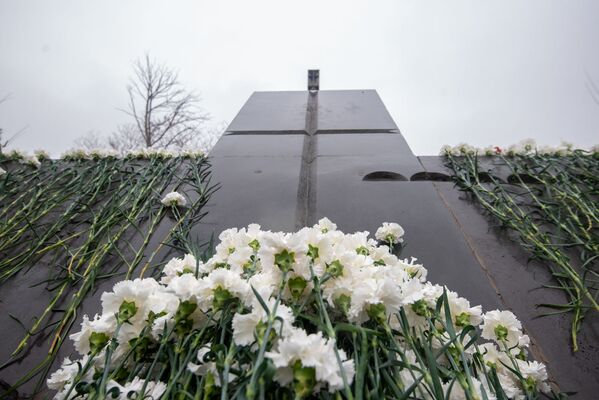 Члены Союза ветеранов войны в Афганистане возложили цветы к обелиску Героям Афганской войны (15 февраля 2019). Еревaн - Sputnik Армения