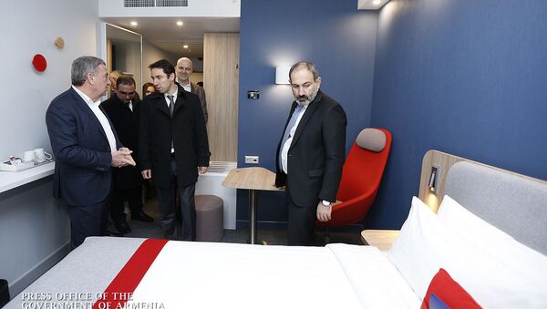 Премьер-министр Никол Пашинян на открытии отеля Holliday Inn Express (15 февраля 2019). Еревaн - Sputnik Армения