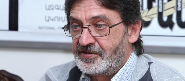 Месроп Мовсесян на пресс-конференции (2 апреля 2013). Еревaн - Sputnik Արմենիա