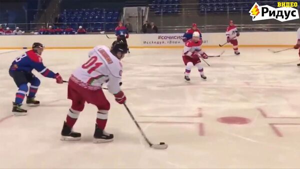 Александр и Николай Лукашенко играют в хоккей с Владимиром Путиным - Sputnik Արմենիա