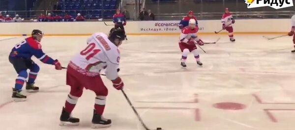 Александр и Николай Лукашенко играют в хоккей с Владимиром Путиным - Sputnik Армения