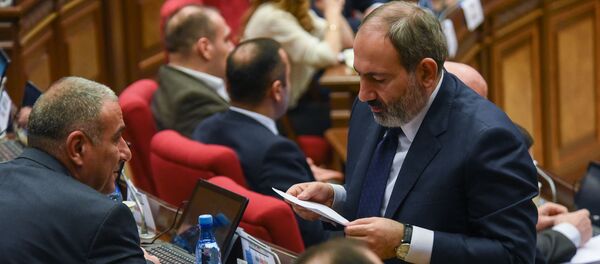 Премьер-министр Никол Пашинян на внеочередном заседании парламента Армении (14 февраля 2019). Еревaн Премьер-министр Никол Пашинян на внеочередном заседании парламента Армении (14 февраля 2019). Еревaн - Sputnik Արմենիա