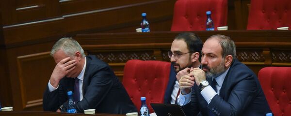 Премьер-министр Никол Пашинян и вице-премьеры Тигран Авинян и Мгер Григорян на внеочередном заседании парламента Армении (14 февраля 2019). Еревaн - Sputnik Армения