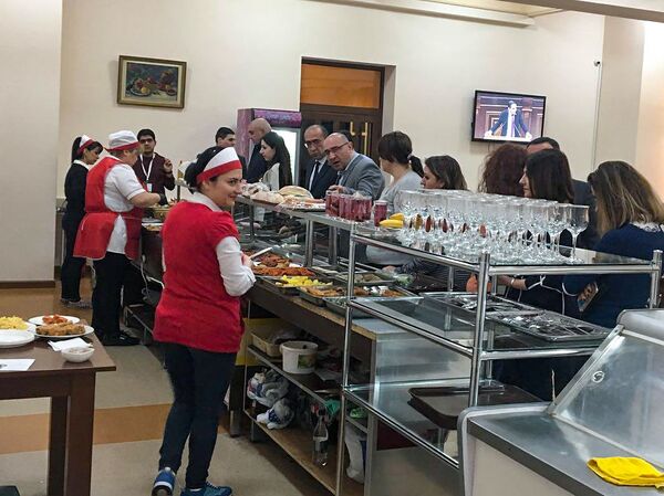 Նիկոլ Փաշինյանը վարչապետ դառնալուց հետո բուֆետ չի եկել. նորընտիրների նոր բարքերը Նիկոլ Փաշինյանը վարչապետ դառնալուց հետո բուֆետ չի եկել. նորընտիրների նոր բարքերը - Sputnik Արմենիա