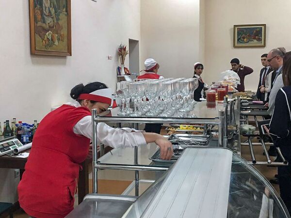 Նիկոլ Փաշինյանը վարչապետ դառնալուց հետո բուֆետ չի եկել. նորընտիրների նոր բարքերը Նիկոլ Փաշինյանը վարչապետ դառնալուց հետո բուֆետ չի եկել. նորընտիրների նոր բարքերը - Sputnik Արմենիա