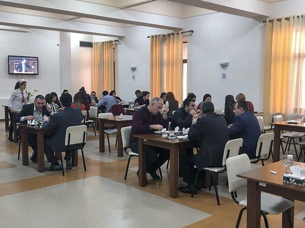 Шушан Петросян заказывала толму: кулинарные пристрастия старых и новых армянских депутатов Шушан Петросян заказывала толму: кулинарные пристрастия старых и новых армянских депутатов - Sputnik Армения