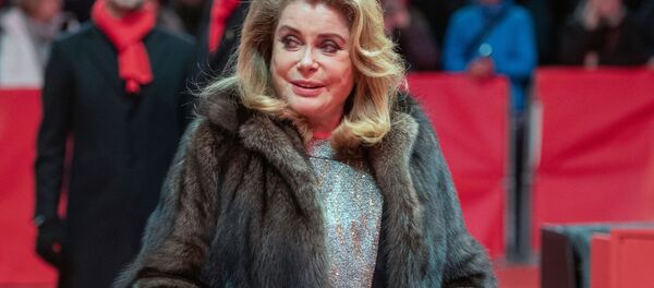 Актриса Катрин Денёв перед премьерой фильма Прощай, ночь в рамках 69-го Берлинского кинофестиваля Берлинале - 2019 (12 февраля 2019). Берлин Актриса Катрин Денёв перед премьерой фильма Прощай, ночь в рамках 69-го Берлинского кинофестиваля Берлинале - 2019 (12 февраля 2019). Берлин - Sputnik Армения
