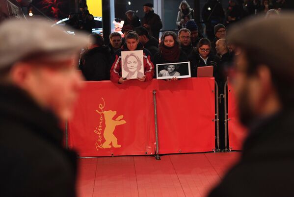 Фанаты с фотографиями британской актрисы Шарлотты Рэмплинг возле красной дорожки перед церемонией награждения секции Почтение 69-го Берлинского кинофестиваля Берлинале - 2019 (14 февраля 2019). Берлин - Sputnik Армения