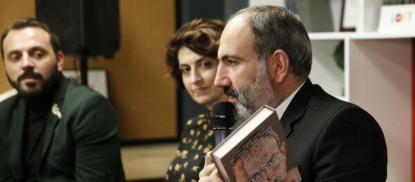 Никол Пашинян представил свою книгу (16 февраля 2019). Ереван Никол Пашинян представил свою книгу (16 февраля 2019). Ереван - Sputnik Արմենիա