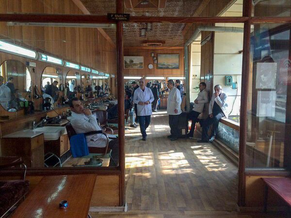 Невестка с севера уехала, внуки осиротели: как дед Ханик стрижет гюмрийцев без очков - Sputnik Армения